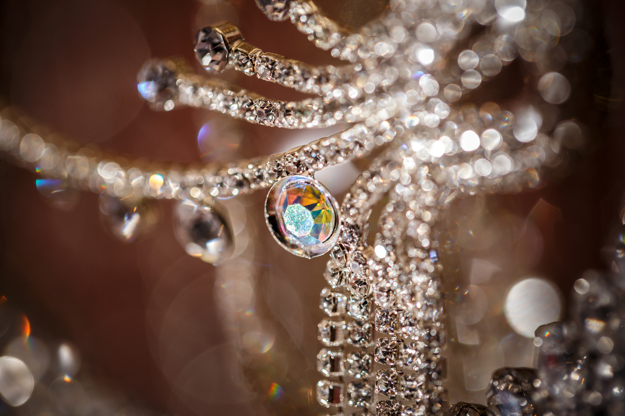 Bejeweled Chic 翻译成2个字的中文适合作为公司名称写10个