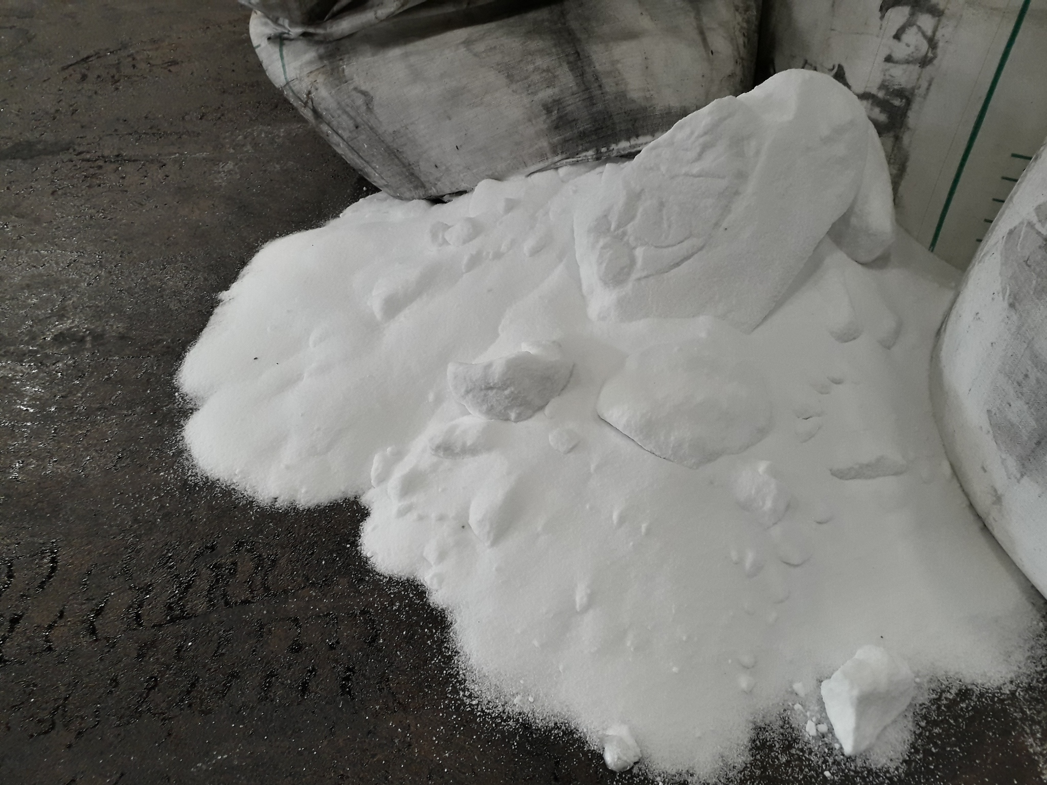 倾倒炉白刚玉块的底部出现十几公分左右的白色层是什么原因