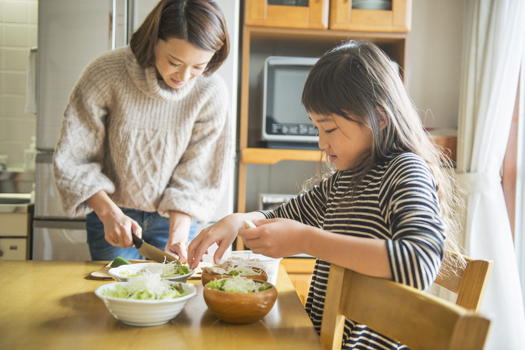 肚子饿了？妈妈给你做饭或订外卖！
