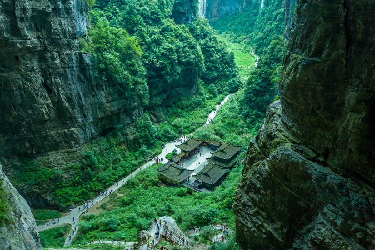 天坑天生三桥风景区走上顶端要走多少路？多少时间？