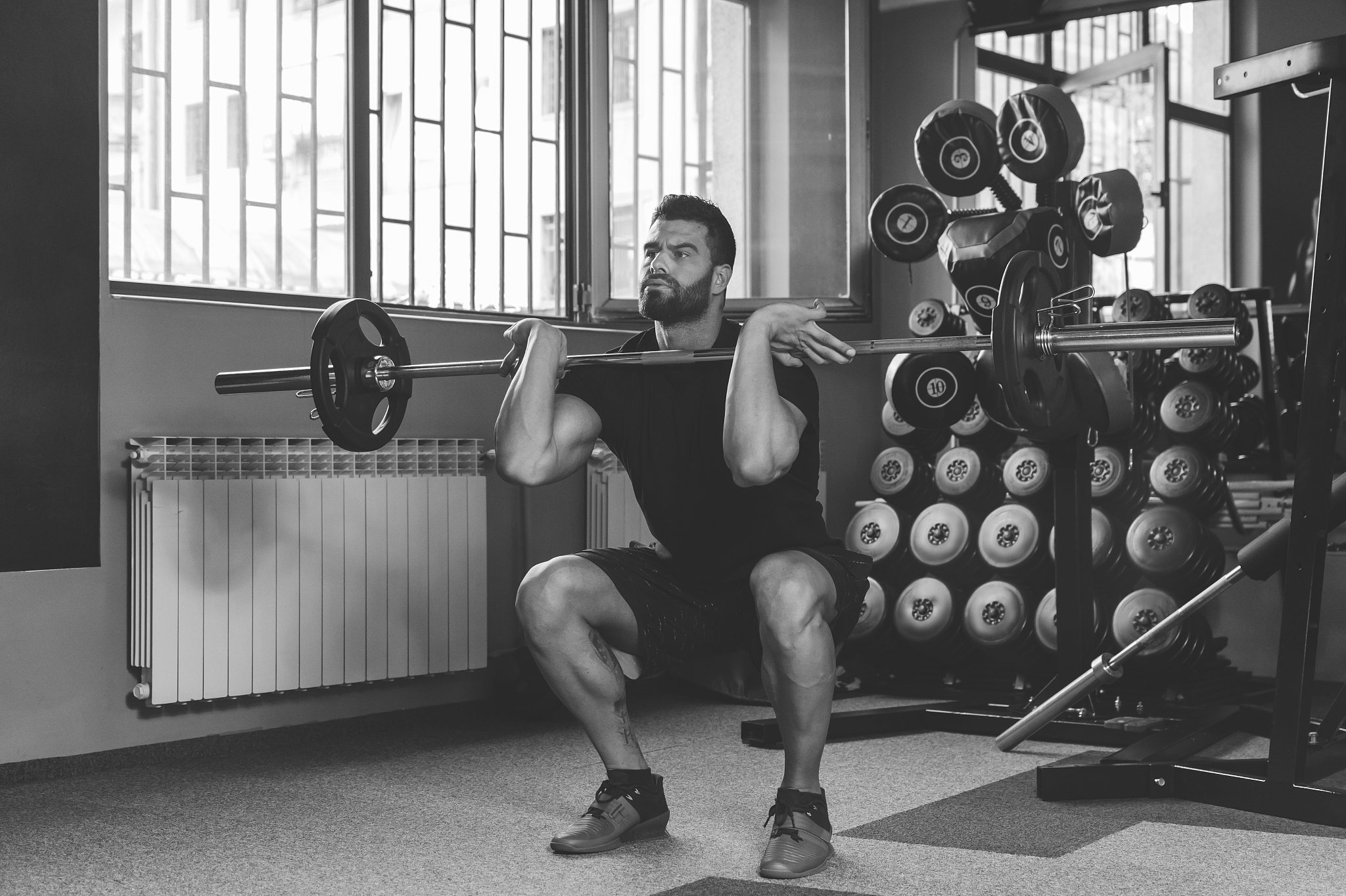 300kg 杠铃深蹲：什么水平？