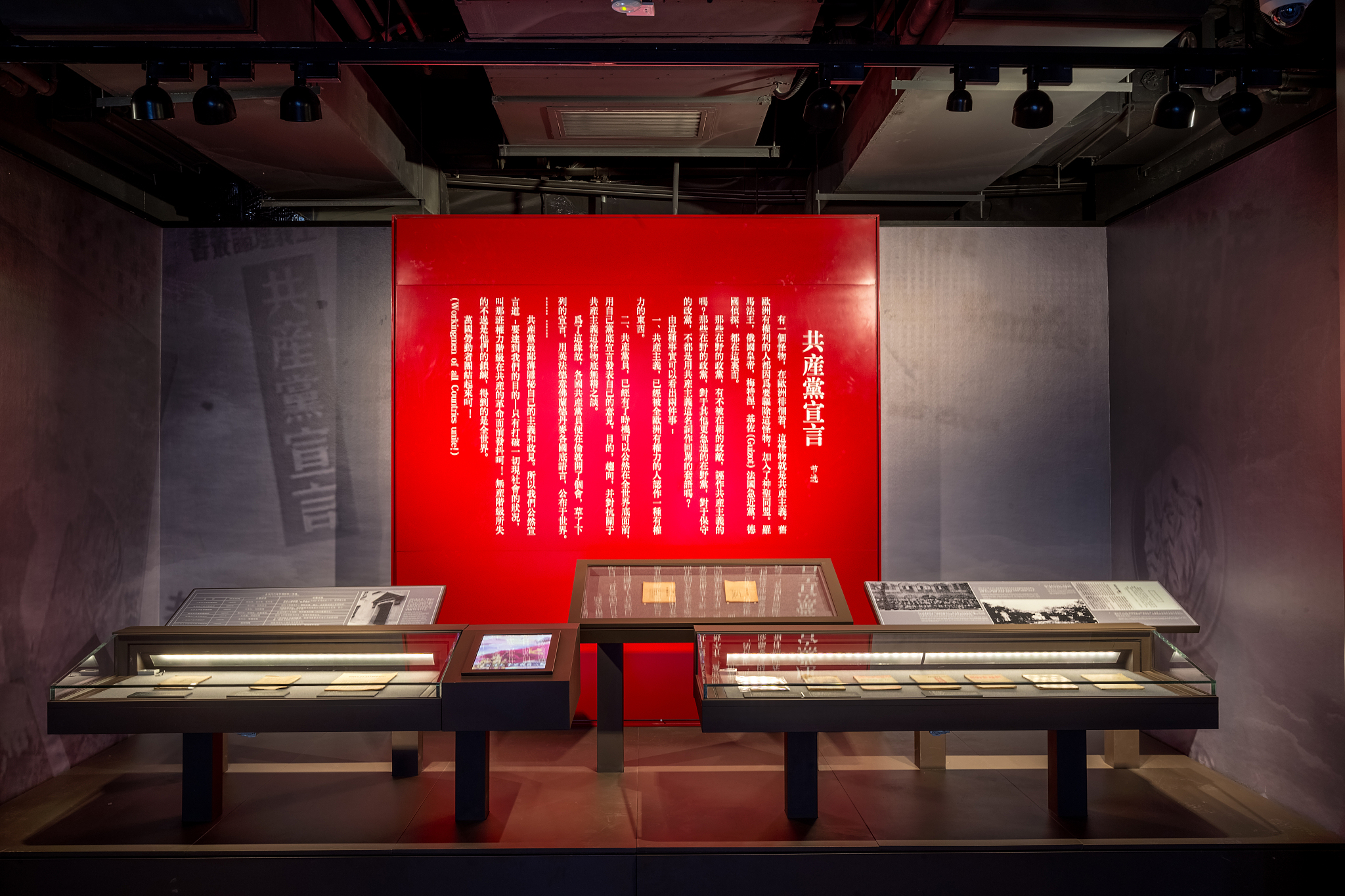 7月22日号声响亮暑期社会实践团队来到了位于保定市莲池区的太行博物馆。太行博物馆是一家集红色抗战藏品展览与红色影视文化传承于一体的综合性民办非国有博物馆。基于馆长孟宪恒近20年的红色收藏现馆藏红色藏品数千件藏品类别涵盖抗战实物、影视资料、老式胶片电影机及胶片。并设有烽火太行、希望之光等题材的展厅。降重这段话