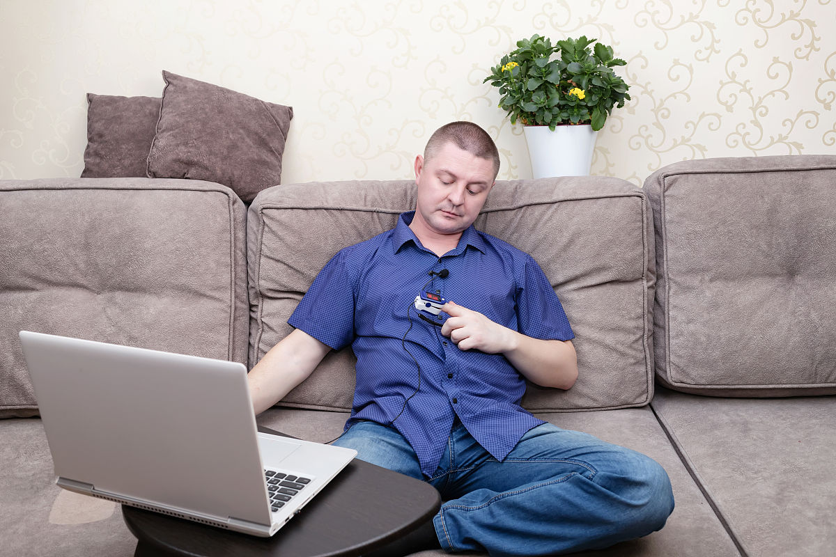 一个男人在他的<strong>博客</strong>上展示了如何使用脉搏血氧仪