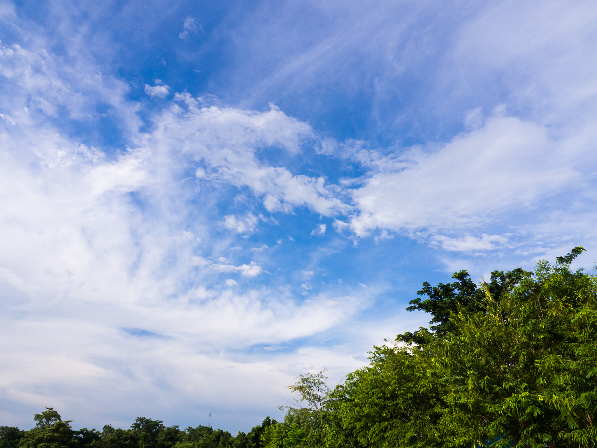 雨后初晴的清新美景：天空的色彩与心情的舒畅
