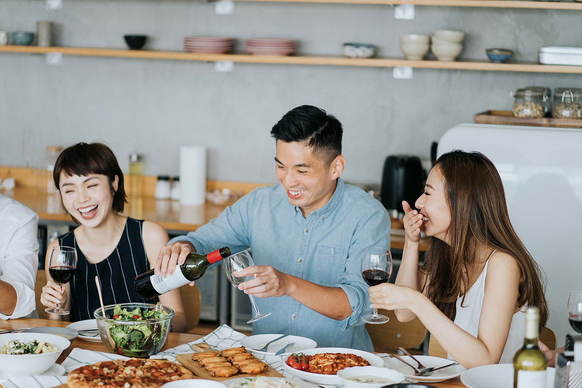 幽默邀请：友情大餐，笑声和美味的盛宴！
