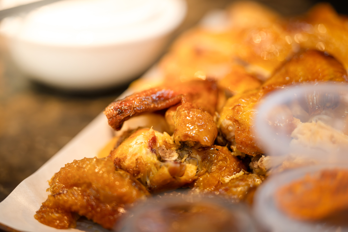 脆皮乳鸽：广东传统美味，外酥里嫩