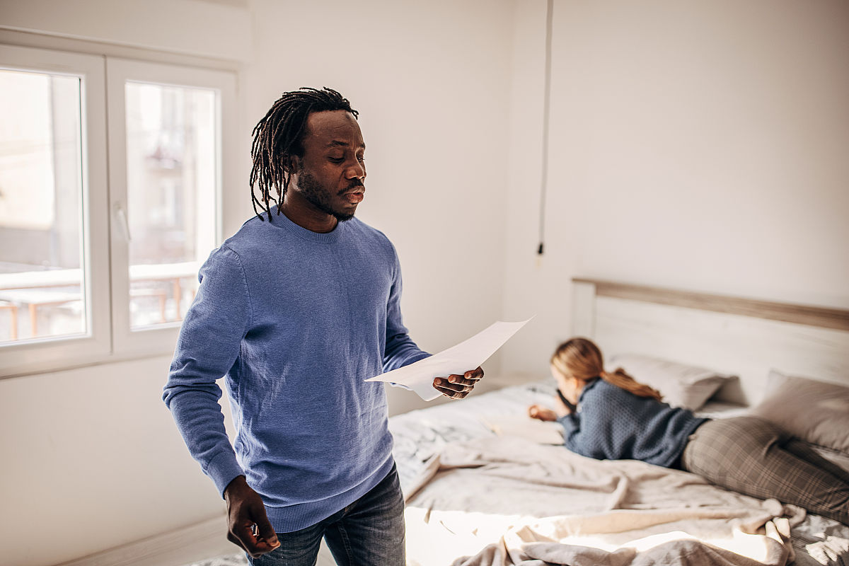 拿着一根小棍子在镜子面前说话是在干什么咯？
