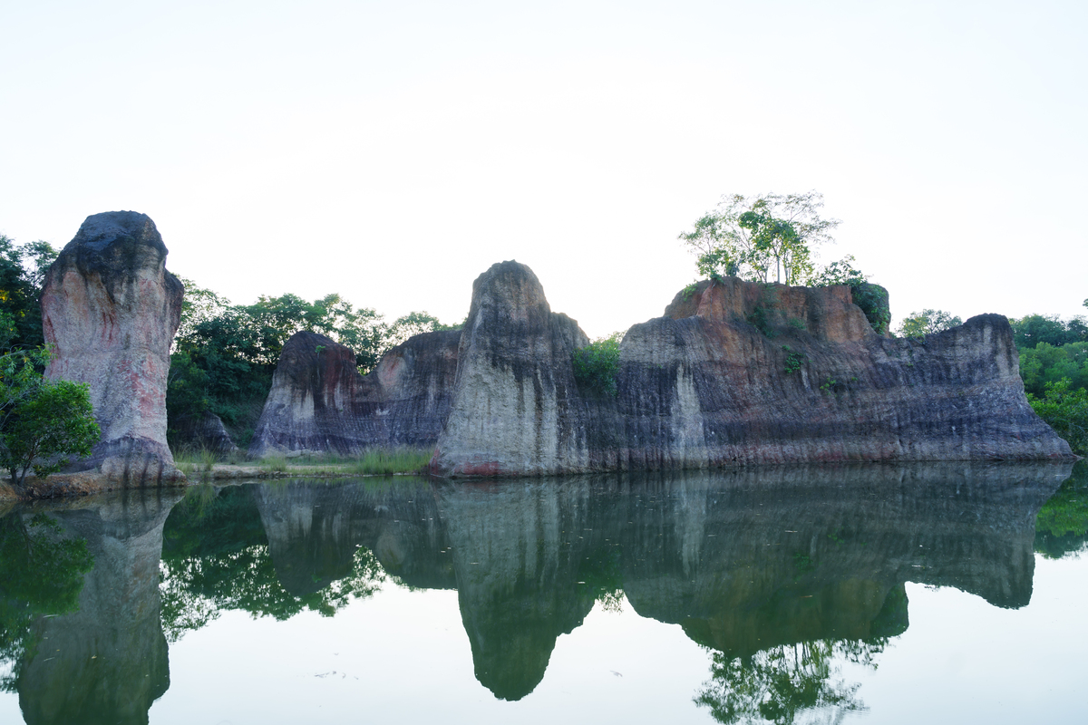 雷公岩：桂林七星区独特地貌与地下河洞的自然奇观