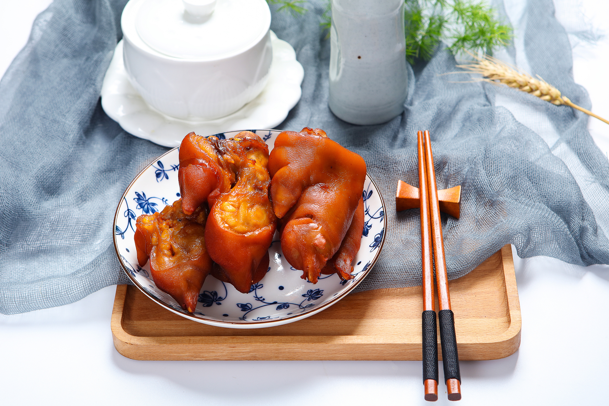 卤猪蹄健康吗？适量食用，注意平衡！