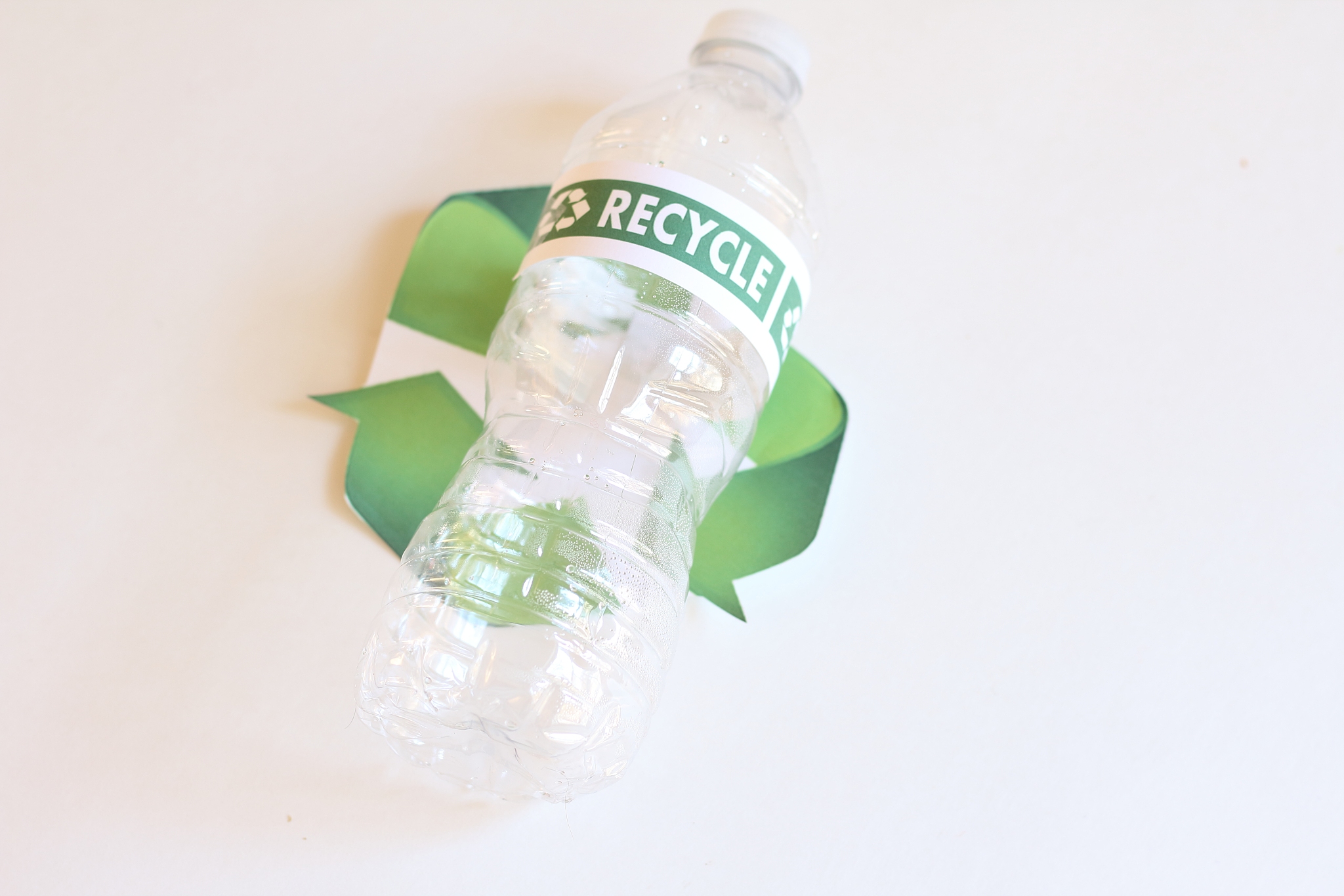 纯水乐苏打气泡水形容气泡强劲再搭配肉食出一段文案要求口语化