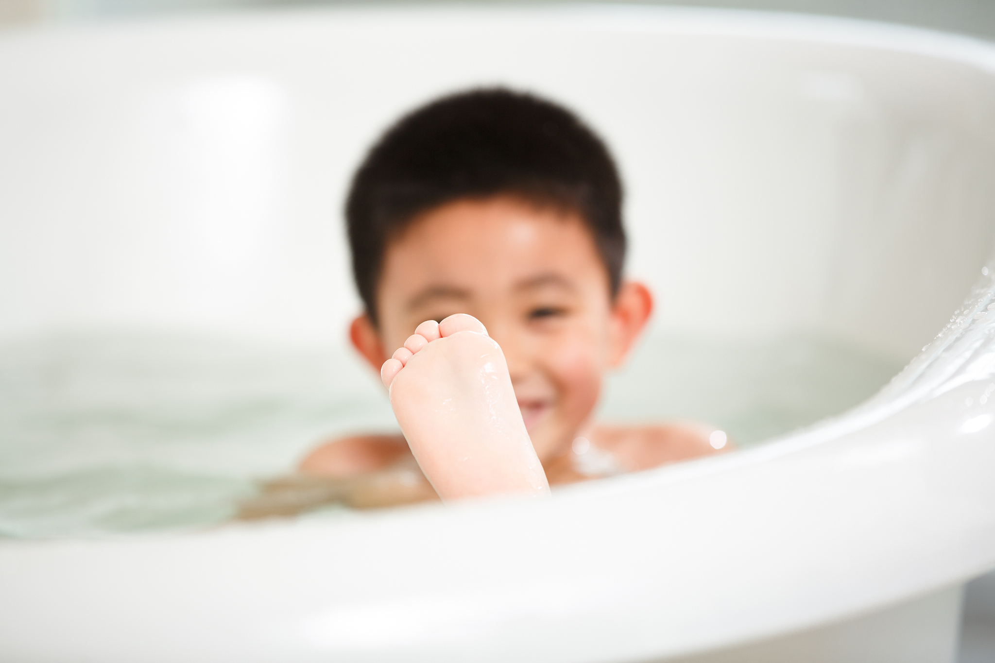 宝宝洗澡禁忌！哪些地方不能洗太干净？