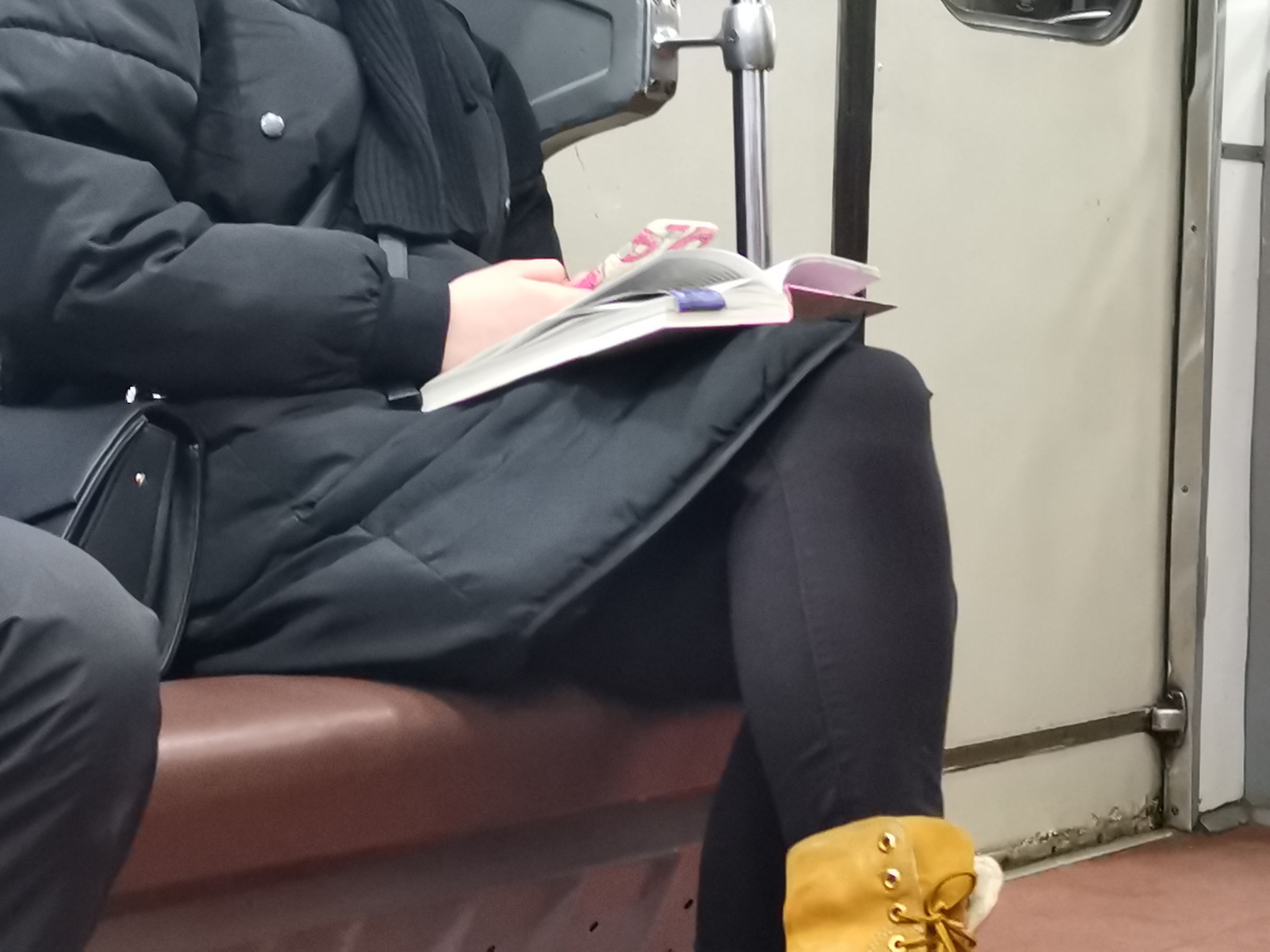 中年大叔地铁偶遇美女，意外获知iPhone 12使用体验