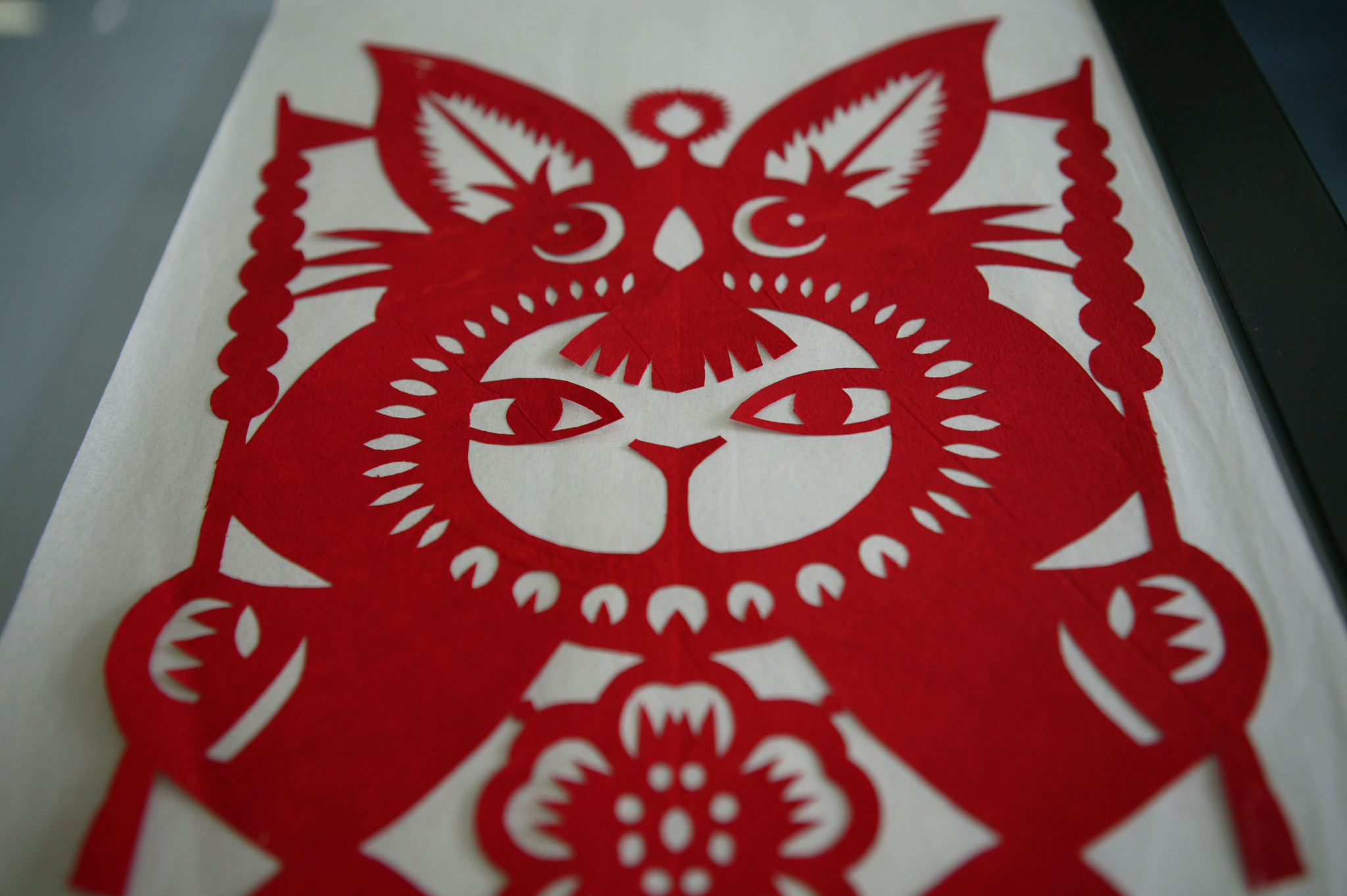 补充扩写：剪纸的技法主要有阳刻和阴刻两种。阳刻是将要表现的图案剪下留下空白的部分。阴刻则是减去形体造型的线条保留块面部分以剪刻后的空白来表现形象。