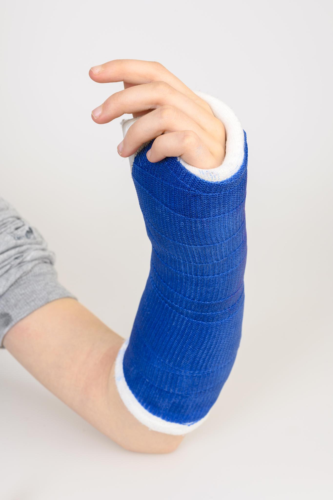 symbol picture, wrist with plaster cast, germany