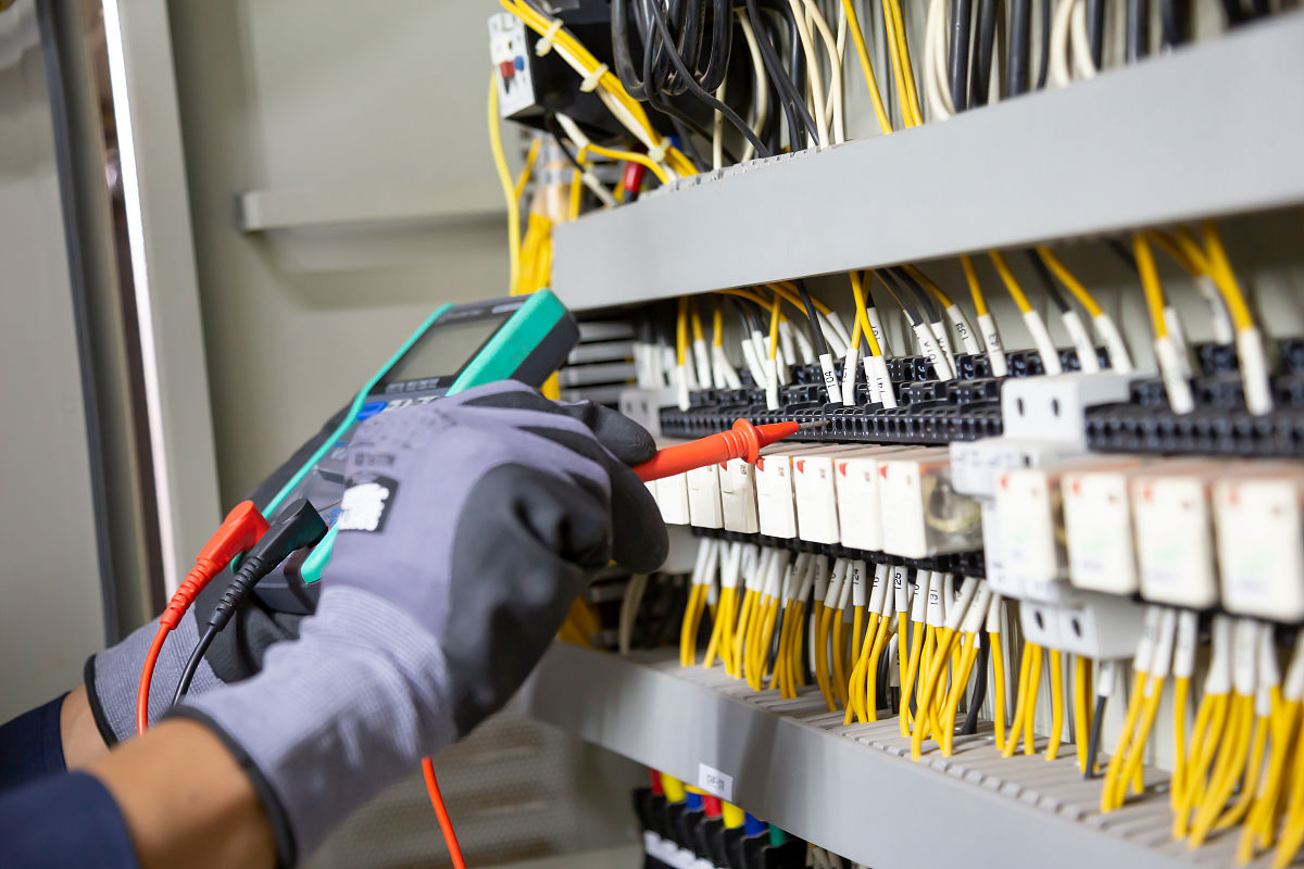 电气工程及其自动化专业核心课程解析：继电保护原理、电路、电力系统分析