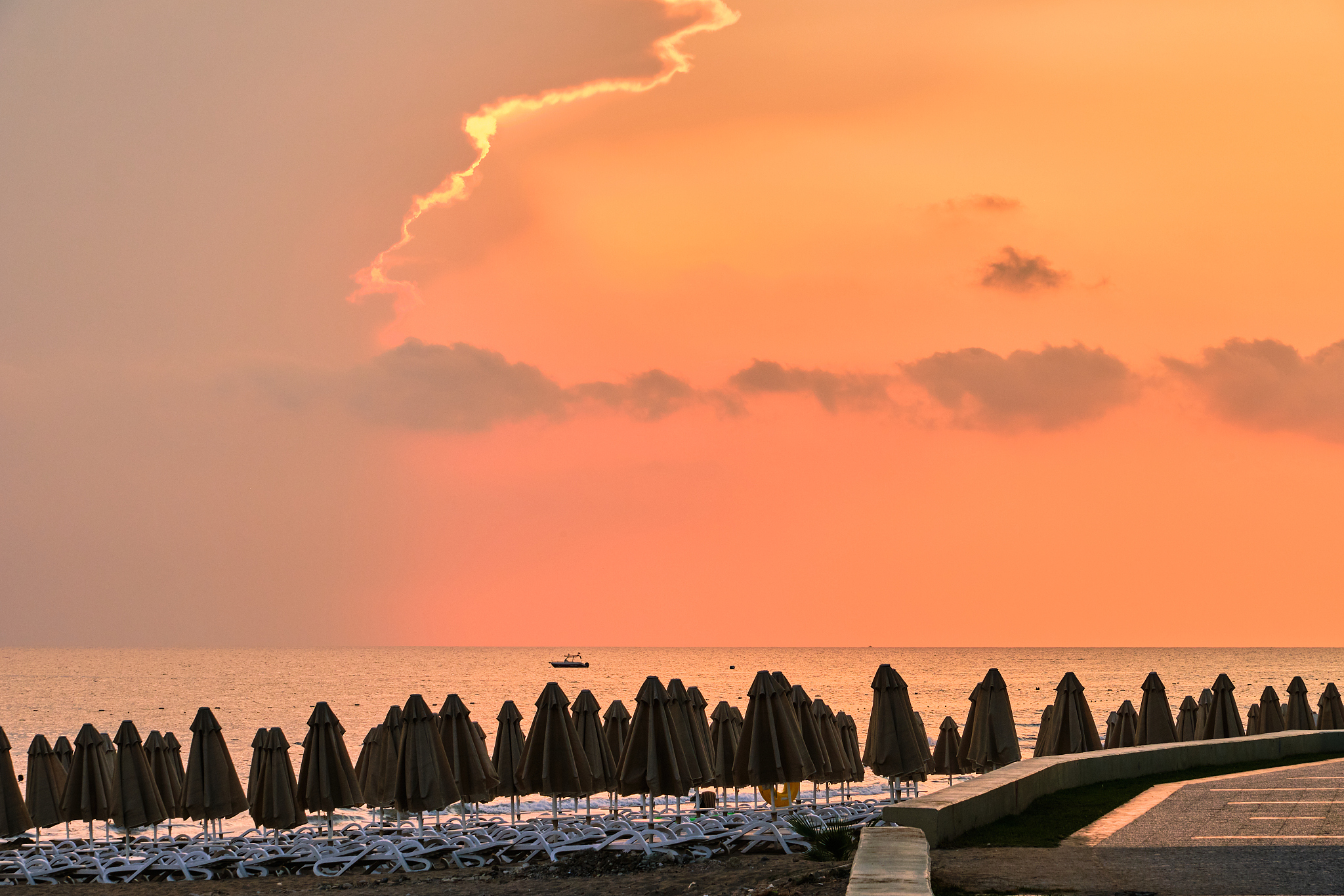 The only problem with summer solstice is that as an early riser I have trouble staying awake for those 830 PM sunsets 🤣 Even so I find comfort in the rhythms of Mother Nature重写带#标签