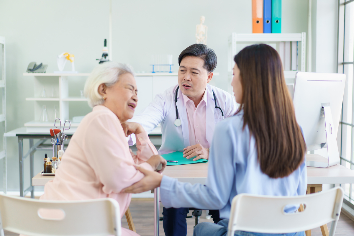 我们做口腔的主要是解决病人口腔问题的。= 文章生动有趣文字精炼。 有标题段落然后体现出对老人悉心照顾对小朋友无微不至就是人文关怀方面疫情三年期间积极参与核酸采集和疫苗接种等活动参加行业内等比赛体现我们无所不能的那种。