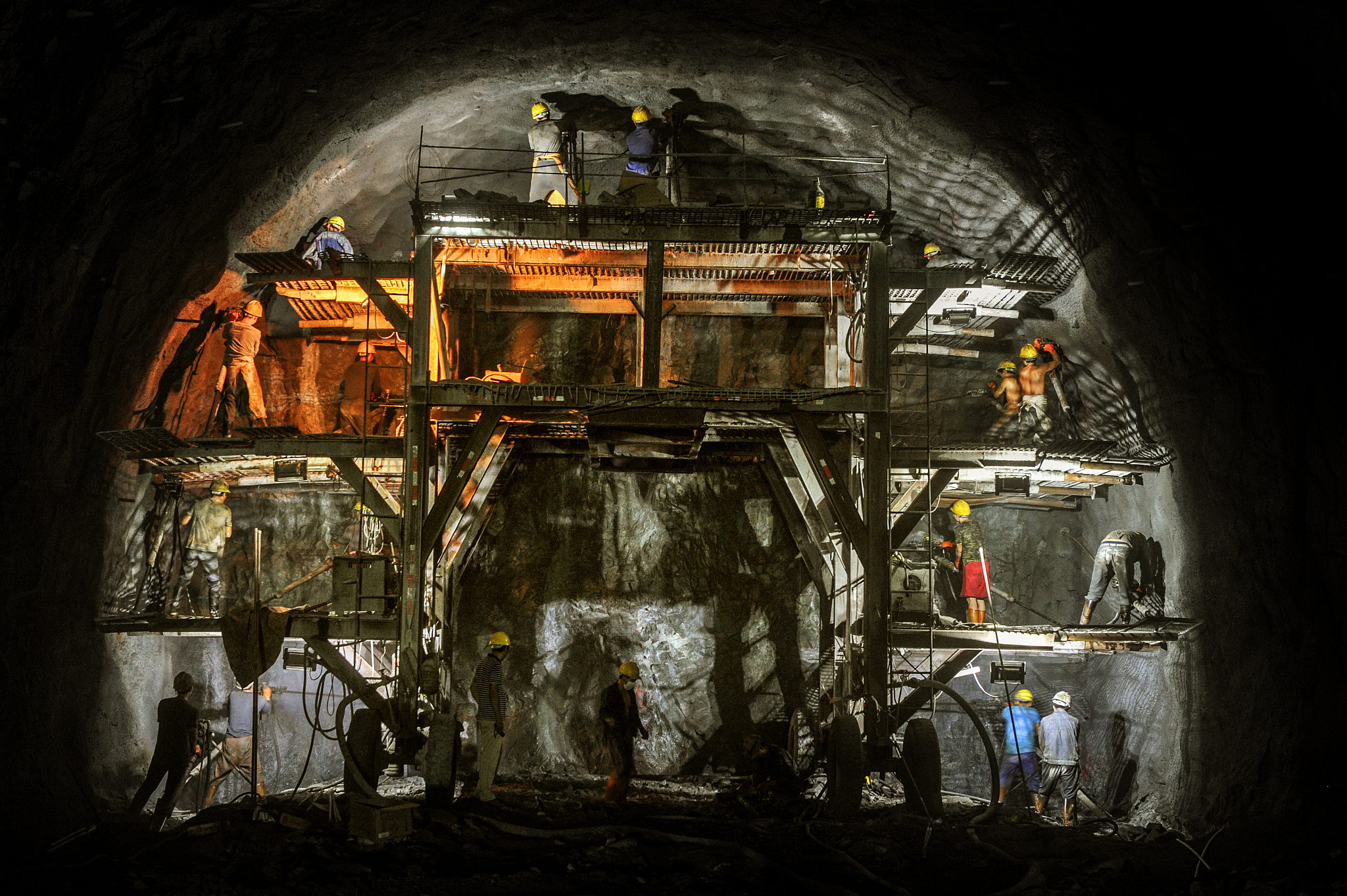 煤矿采矿工程巷道掘进与支护技术探讨：现状、进展与应用