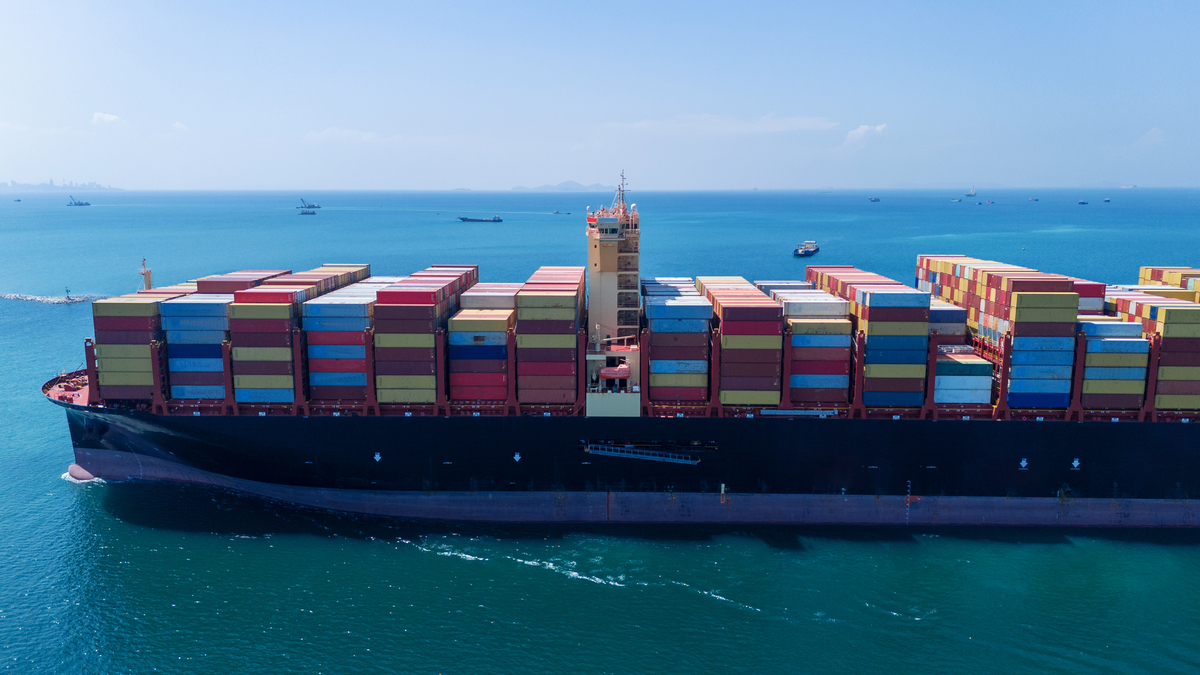 货轮公司利润最大化：集装箱预定系统设计与优化