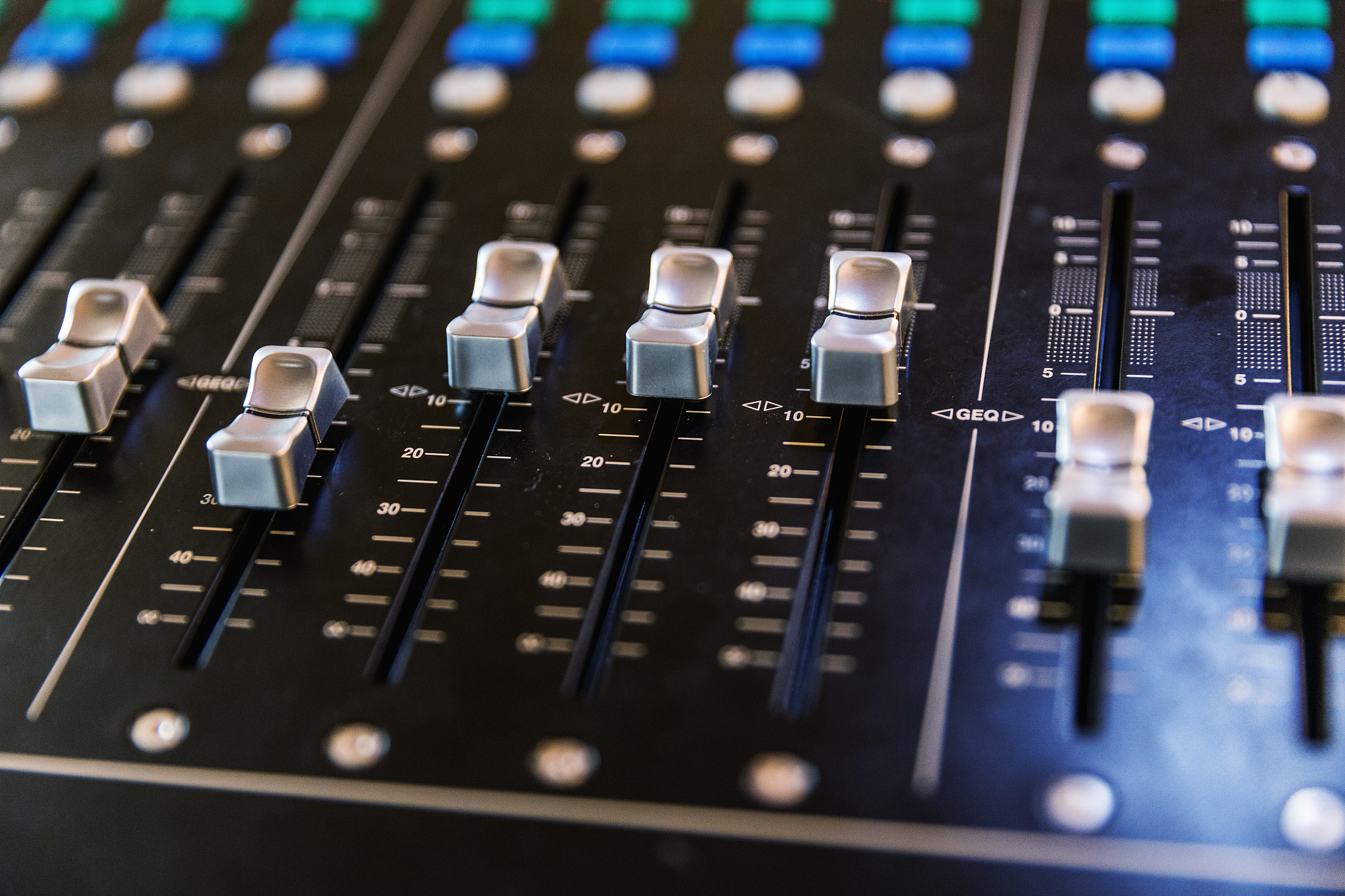 将以下文字降重；本课题在对光敏有机场效应管做了文献查阅的基础上对铯铋碘有机光敏场效应晶体管展开了研究选用重掺杂的n型硅电阻率为0003Ωcm作为衬底热生长500nm的SiO2作为栅绝缘介质厚度50nm的C8CuPc并五苯作为有机层30nm的金作为源漏电极。我们分别通过测试其输出特性曲线研究其性能。其中C8的光暗电流比和光响应度比较好。主要是精密仪器还有乙醚反溶剂法制备流程的操作方法带来结果。实验不