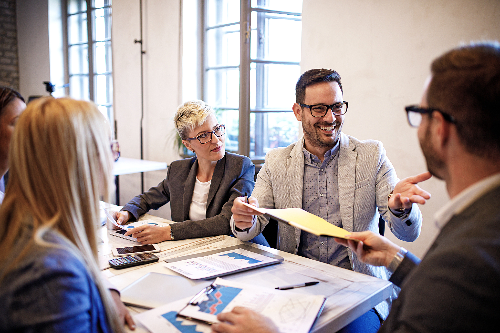 我非常明确地表示我完成学业后一定会回国这是我学习海外的初衷之一。我将会选择金融相关职业因为我对这个领域非常感兴趣也认为自己有能力在这个领域中做出一番成就。我计划回国后积极寻找机会加入金融行业不断学习和成长为国家的经济发展做出自己的贡献。我想强调的是我是一个真实的临时入境学生我不会选择留在国外而是将自己的专业知识和技能带回国内为祖国的发展贡献力量。请翻译成英文