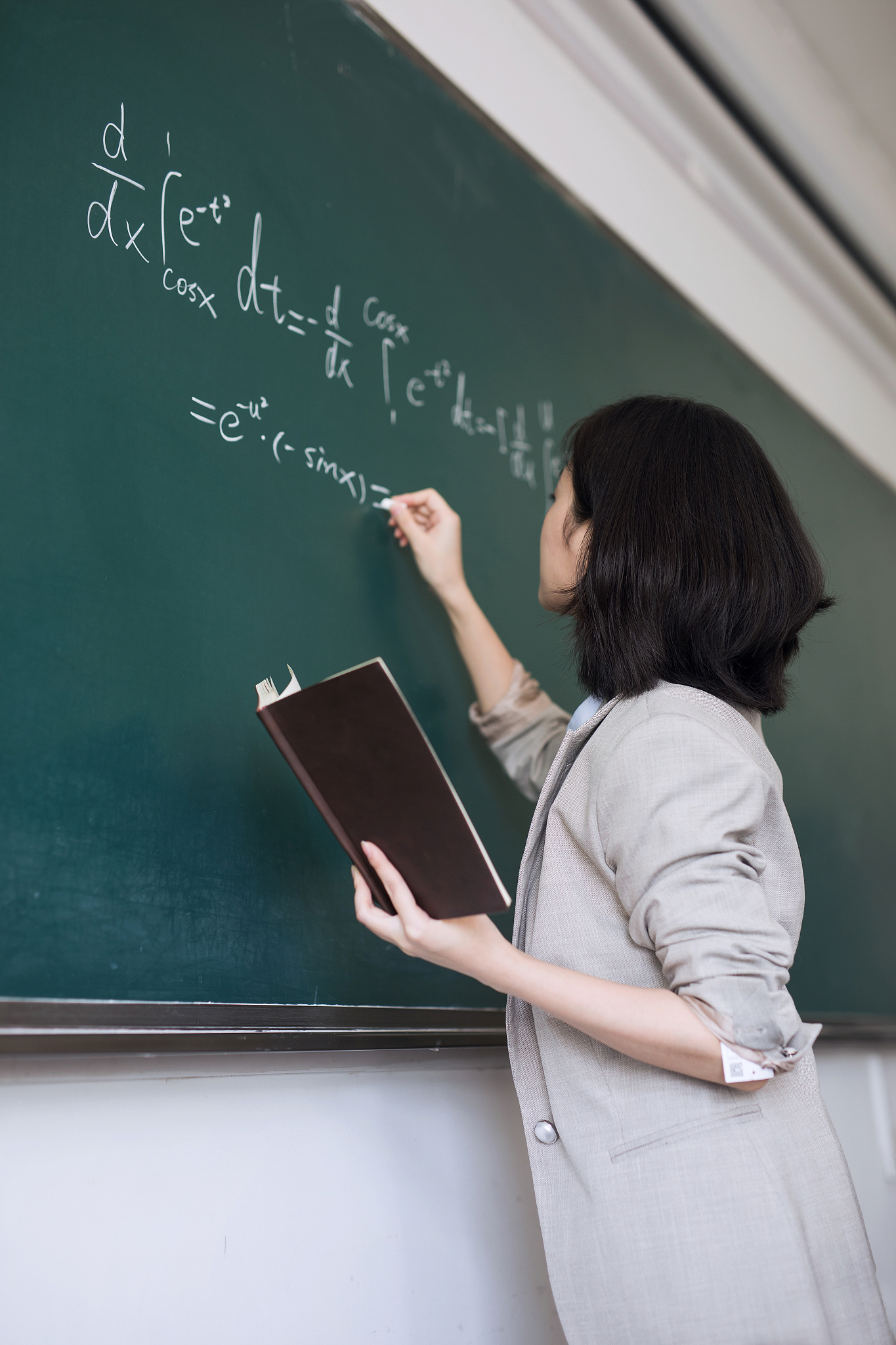 老师在黑板前写字：教育的魅力与知识的美