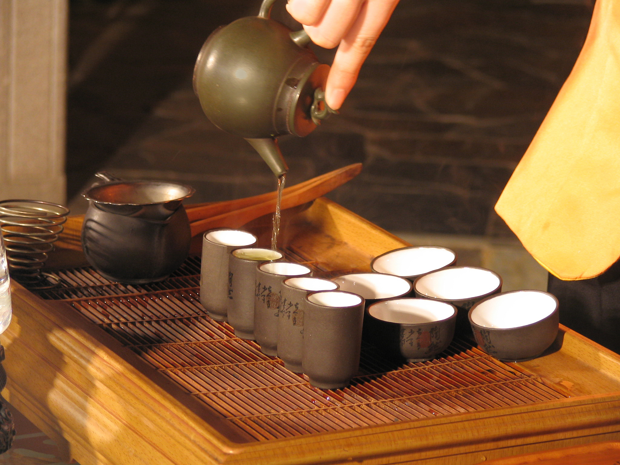 阅读理解Tea drinking was common in China for nearly one thousand years before anyone in Europe had ever heard about tea People in Britain were much slower in finding out what tea was like mainly because t