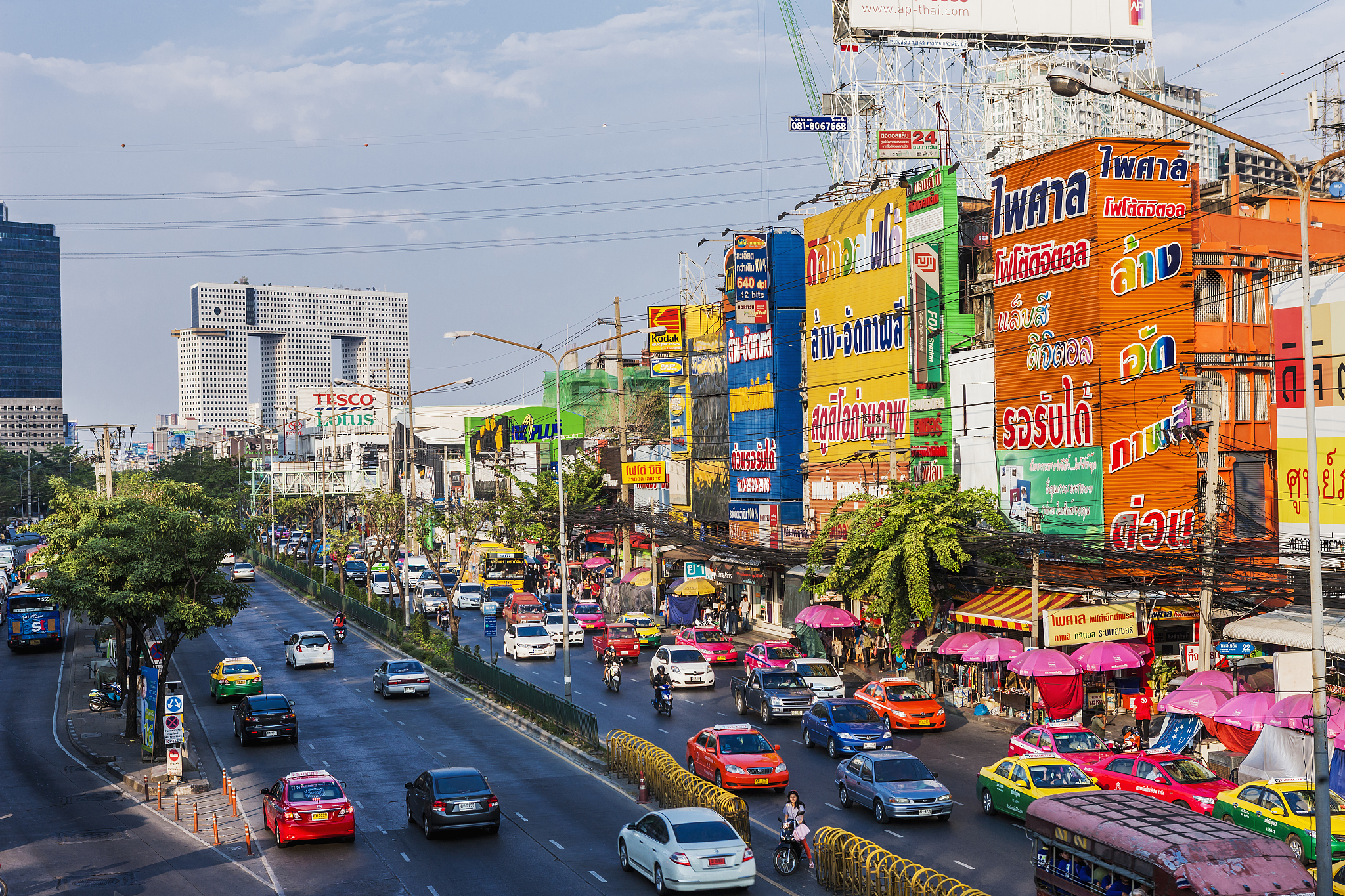 chatuchak district, the phaholyothin road and, on the background