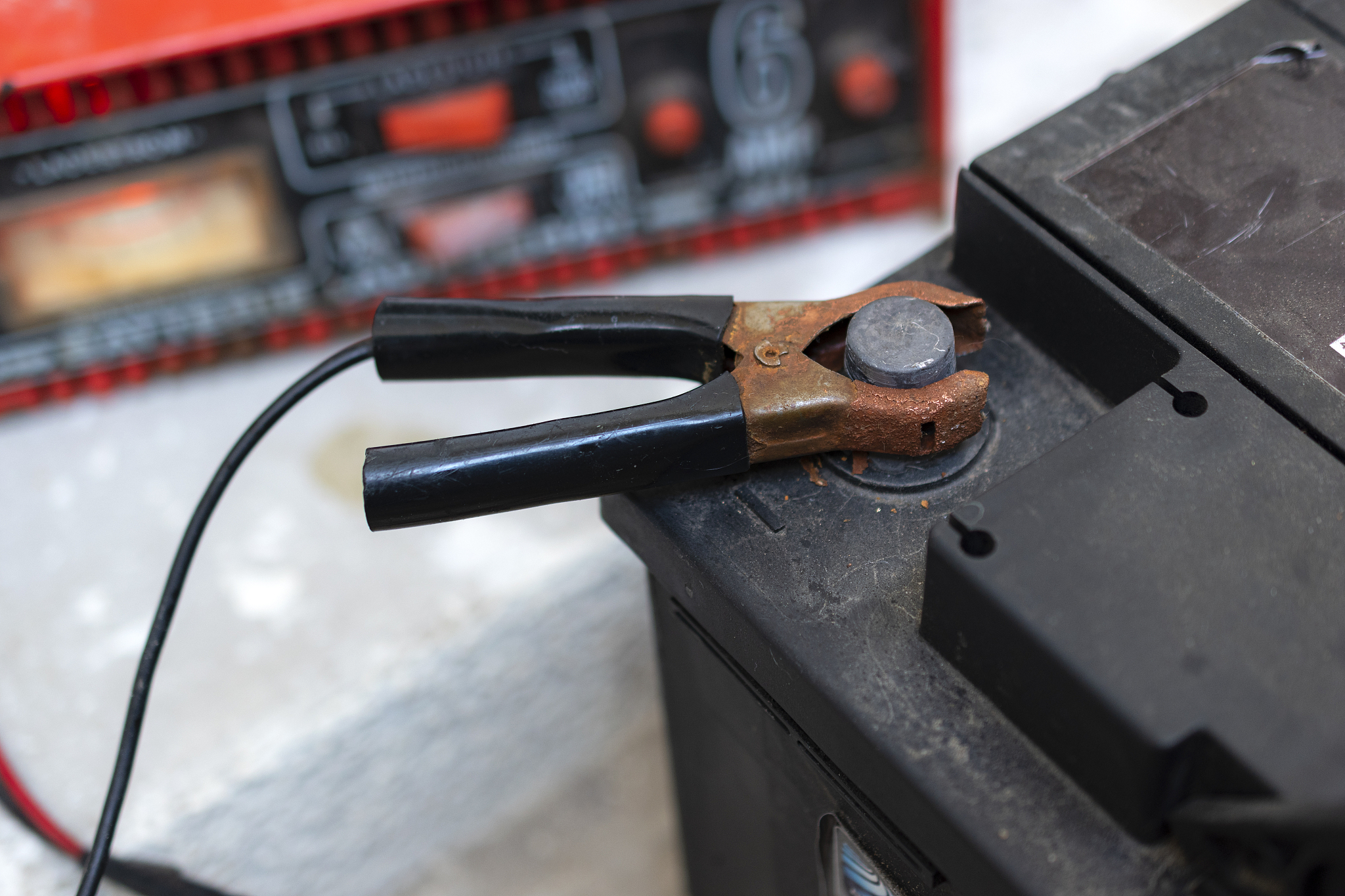 60V 73AH 电瓶充电 7 小时变绿正常吗？