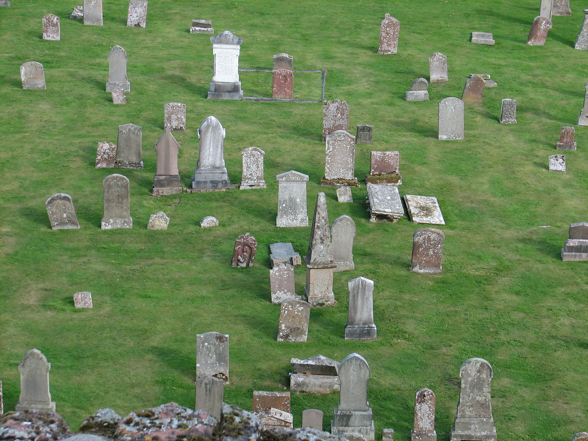 为什么人死后要埋葬，而不是一开始就住在地下？