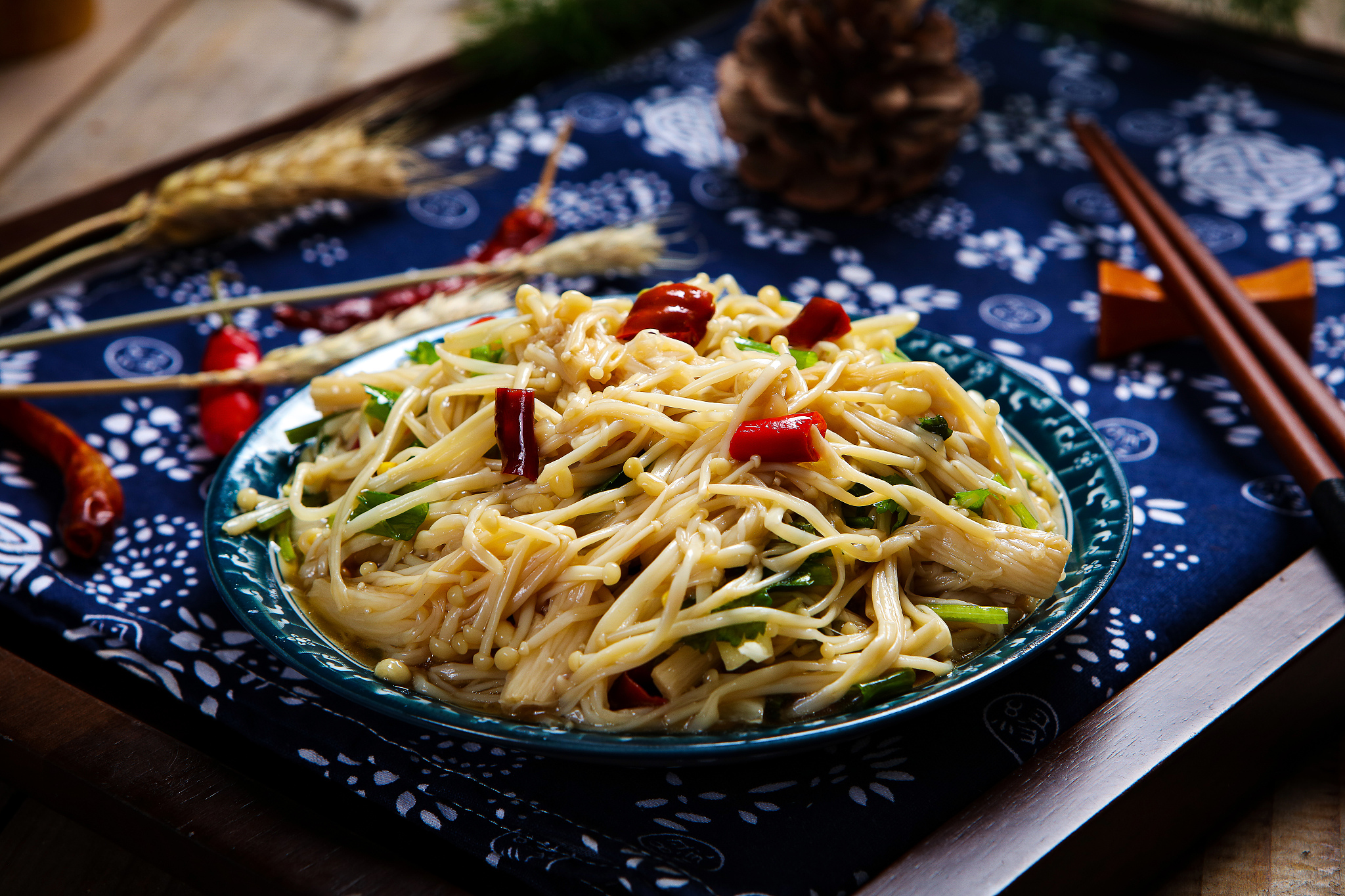 请根据以下模板写一份相似的文案文字数量大致相同：天气闷热不想吃饭那你一定要做这道凉拌金针菇好吃到舔手指我们一起看看是怎么做的吧路边捡的金针菇切去根部锅中水烧开下金针菇煮熟捞出过一下凉白开分享是一种美德点赞是一种肯定正如低调有内涵的你再悄悄地给我点赞攥干水分后放入盆中加入蒜末红椒丝黄瓜丝胡萝卜丝香菜段调味加盐鸡精白糖一勺生抽和一勺陈醋调味不能吃辣的再放点辣椒油搅拌均匀腌制半小时就可以开吃酸辣爽口还解