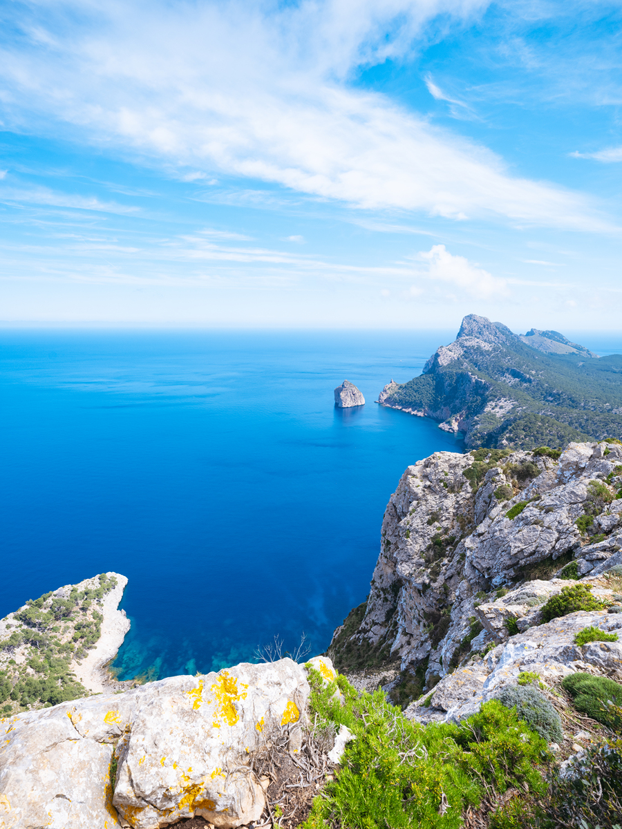 海边雄伟山峰：壮丽景色与丰富生态