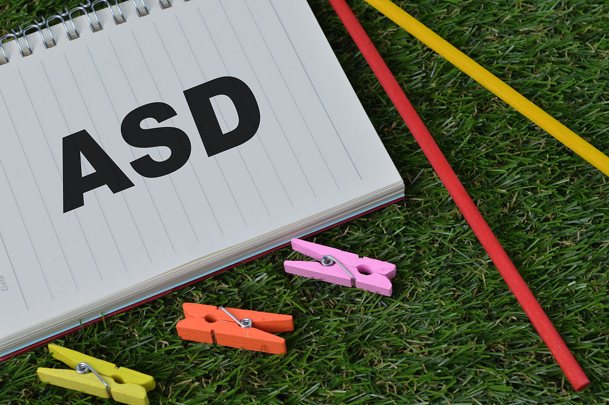 什么疾病会兼具刻板行为、注意力不集中、发育迟缓的症状