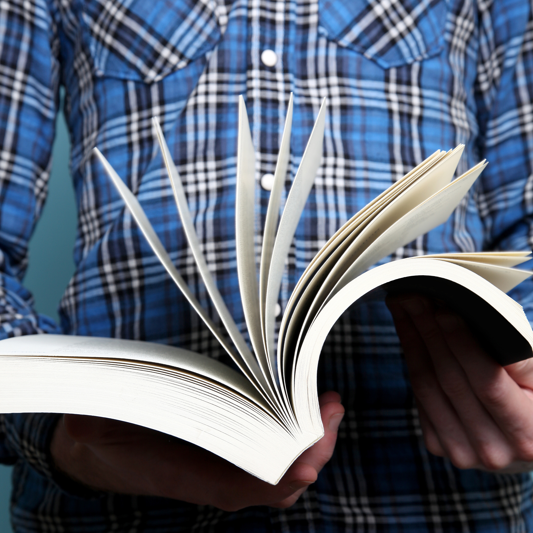 请列出具有思想深度的100本书籍及作者并制定出一个详细的2023年读书计划并说明如何碎片化阅读