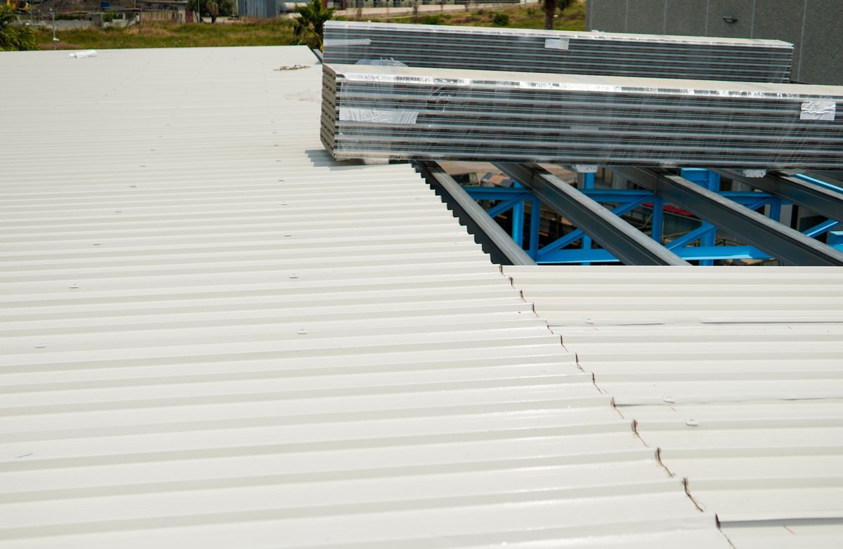 槽形板：高强度轻质金属板材，广泛应用于建筑、交通等领域