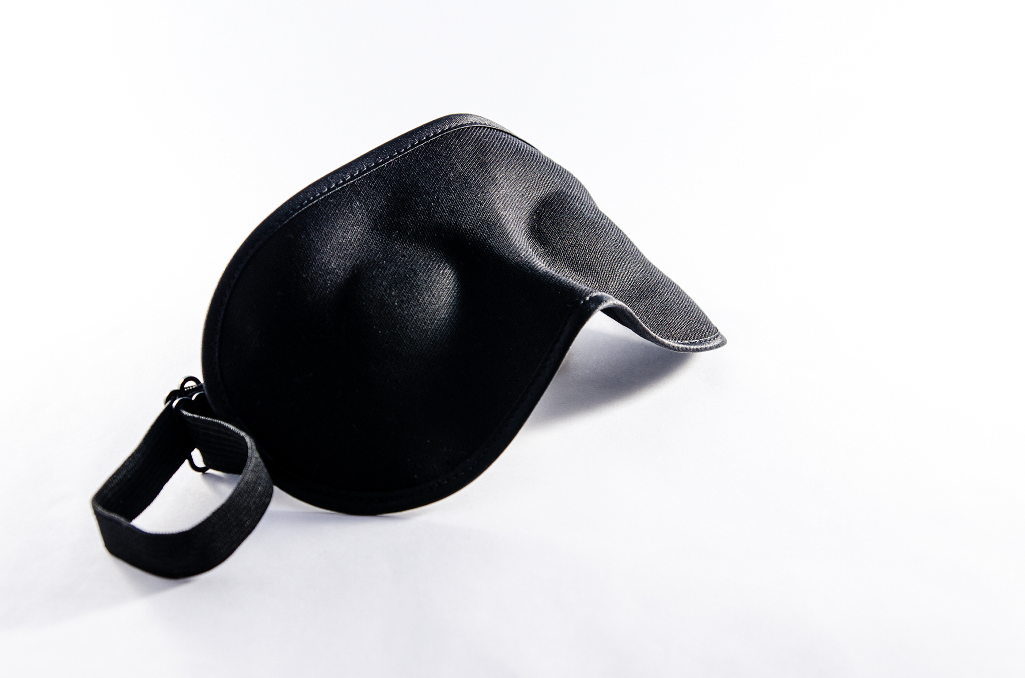 请用柳永的写作风格写一段缎面蝴蝶结眼罩的推广文案字数限定30个以内