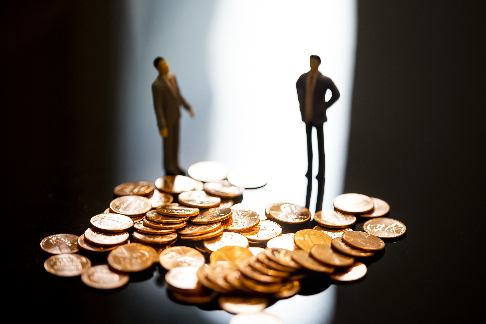 企业的高管金融背景提高为什么会提升企业的过度负债