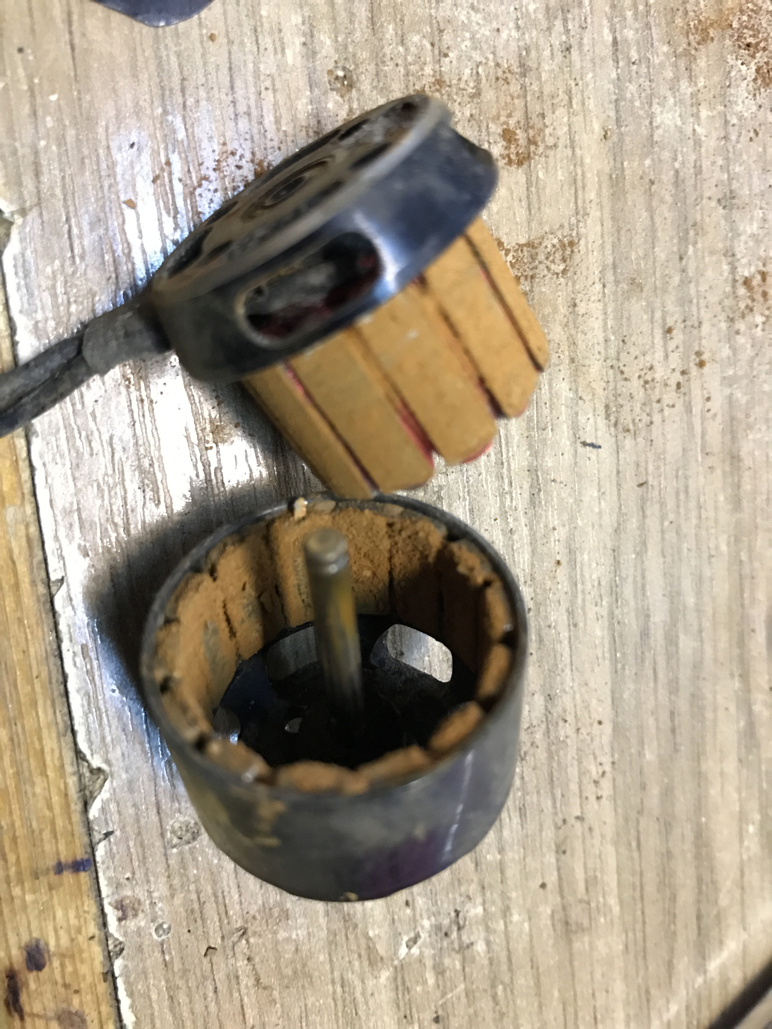 空调挡油帽安装位置：压缩机转子上吗？