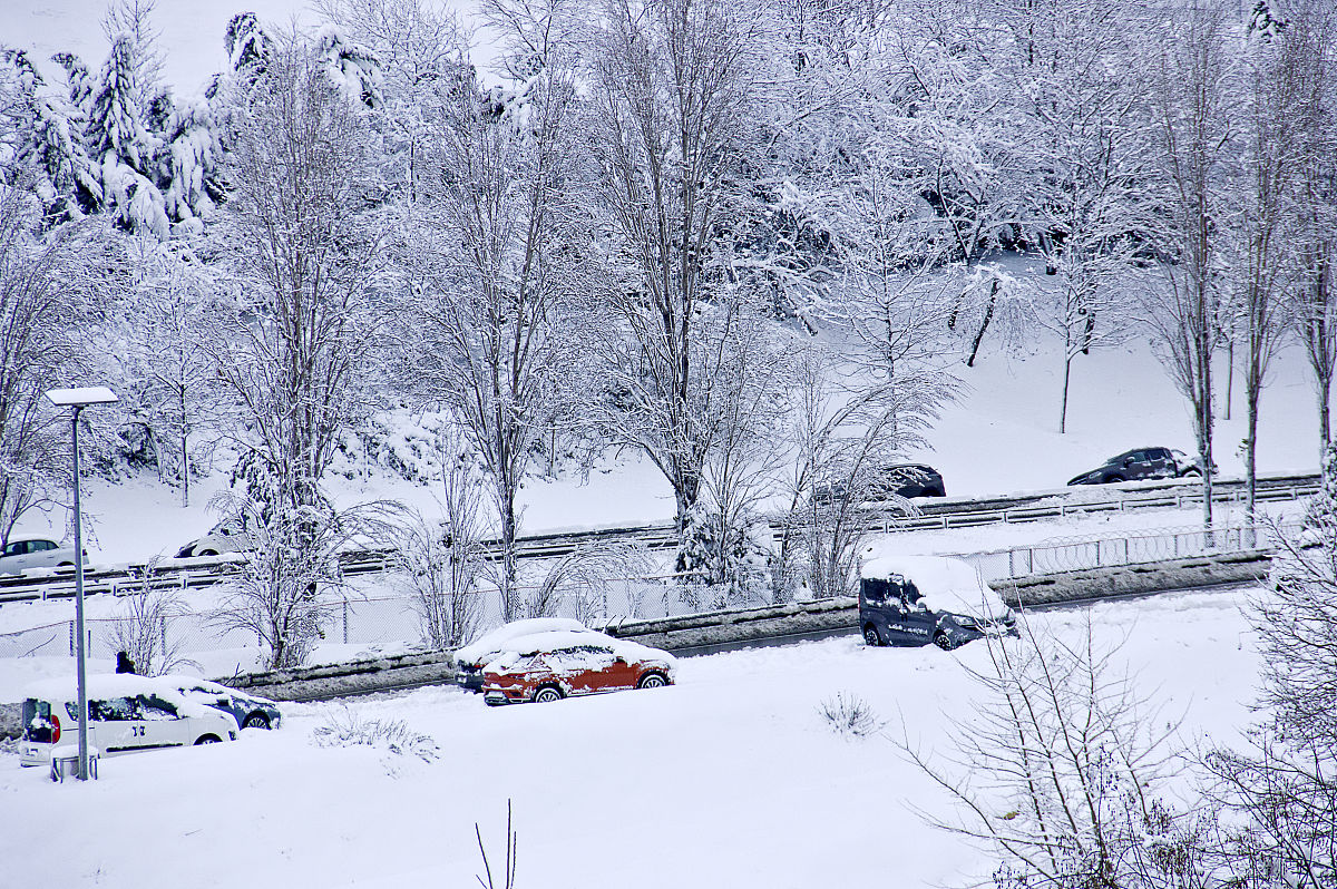 寒雪孤城：孤寂之美，雪景绘画作品