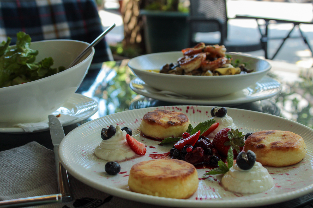 写一篇130词的关于在餐馆吃饭还是在家里吃饭的英文作文