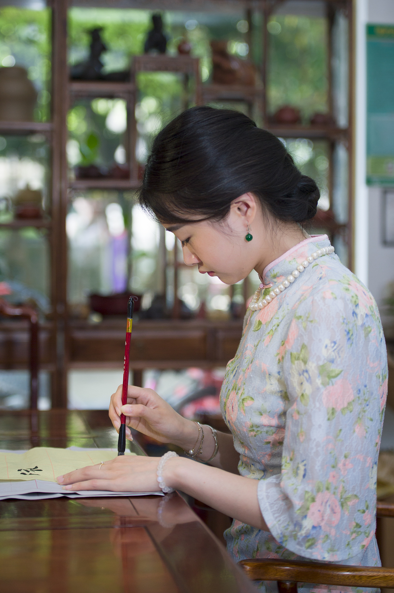 30字以内旗袍文案：展现女性魅力，传承中华文化