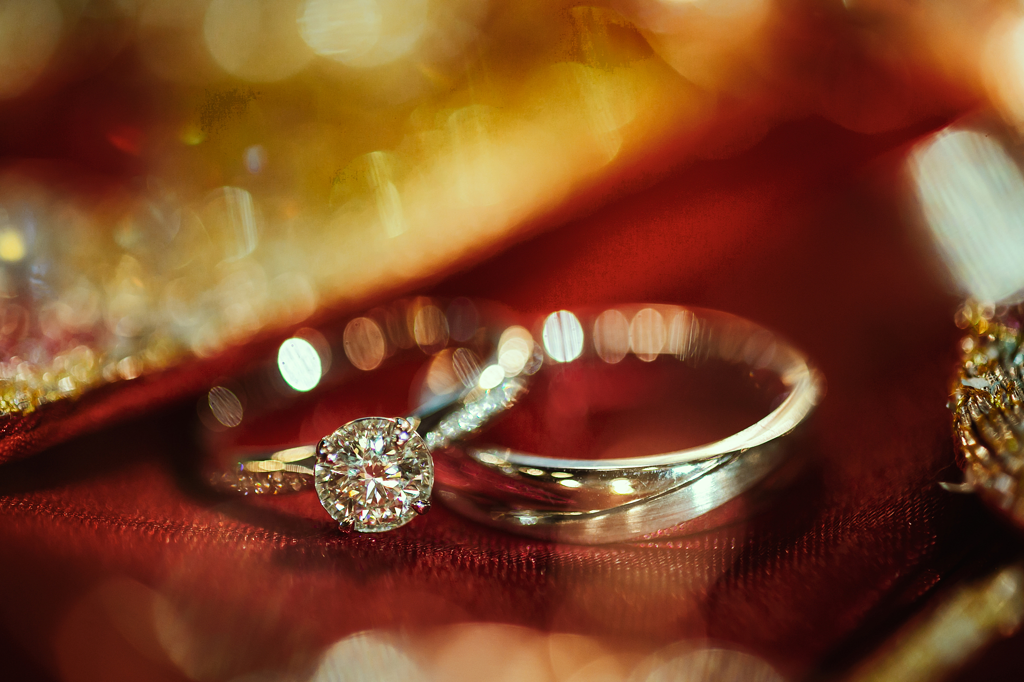 为什么男友宁愿花一万多块买台电脑也不愿给我买两万块的钻戒？题目疑似钓鱼但保留原描述是必要的我男友月薪一万多准备结婚我说看中一个订婚戒指两万多他说钻石根本不值钱还不如黄金我说订婚都是钻戒的啊。他妥协了说可以买一万以下的钻戒我认为他不懂钻石一万以下的要不非常小要不质量不好而且品牌店售后品控都非常好还存在一定的溢价。我看知乎说别人男友都是花三个月工资买钻戒给女友的而且这订婚钻戒一生就一只我要求不过分吧？