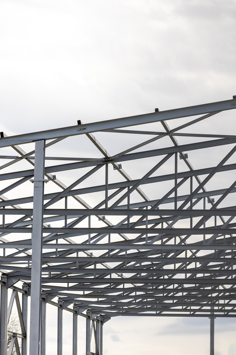 用英文写一篇不少于500词的金属预制车间建造要注意的问题的文章