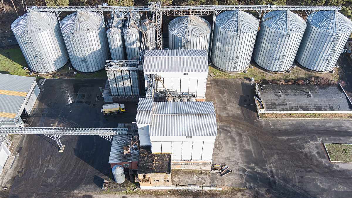 帕卡垃圾回收公司是联邦直属下的大型企业在联邦的各个星系外围都能看到他们————型机械方块上的招聘广告上面总是写着一句话加入我们成为从宇宙垃圾堆上的掘金者基本上整个幻尔星系的宇宙垃圾和漂浮物质都归他们回收了。戴尔·琼斯便是这家公司的一员虽说戴尔·琼斯是一名普普通通的小员工但工资是真的不低8000的联邦点每个月都准时会打到它的账号上再加上各种奖金、福利说句月薪过万都不为过。而琼斯仅仅只需要花费50联邦