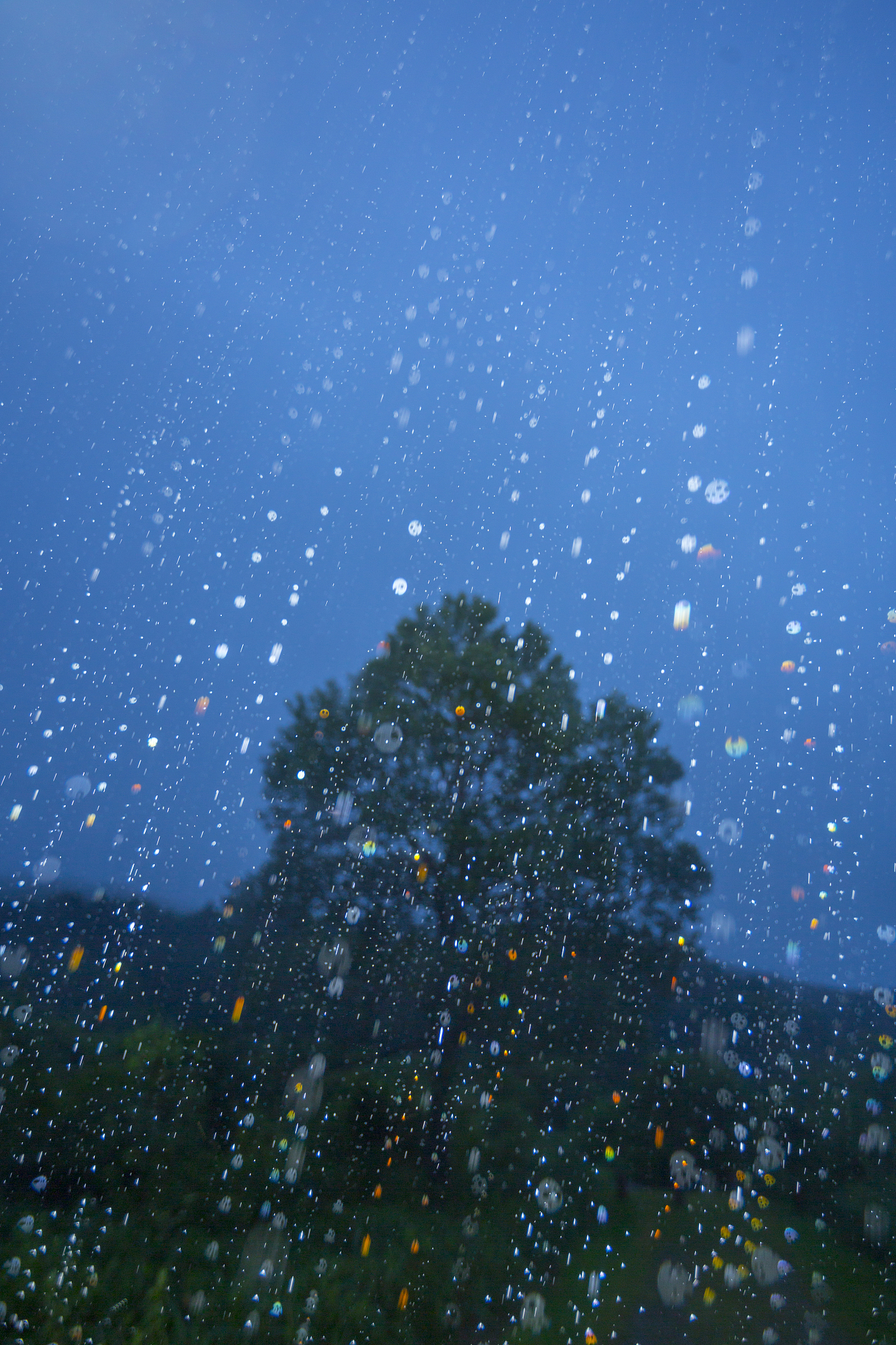 踩碎天空：雨天奇遇记