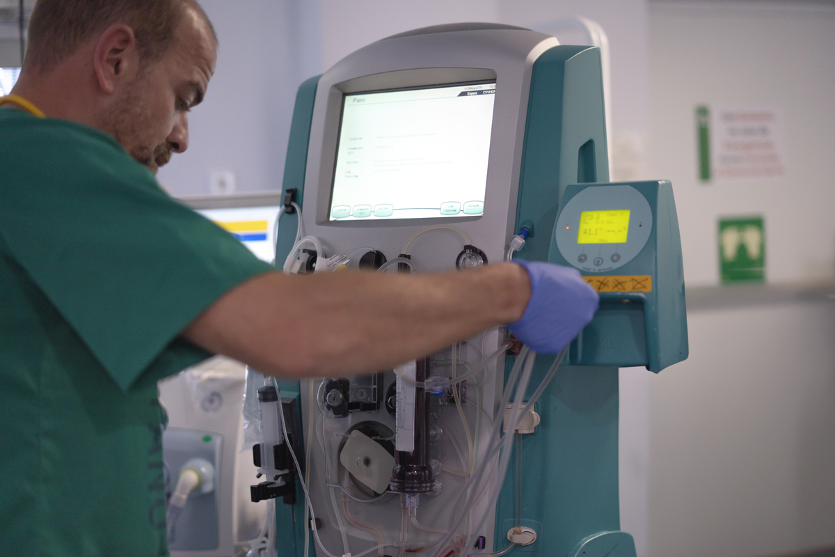 我方做出改动：想要订购40台心电图机。并且希望你方能降低报价。翻译成英文