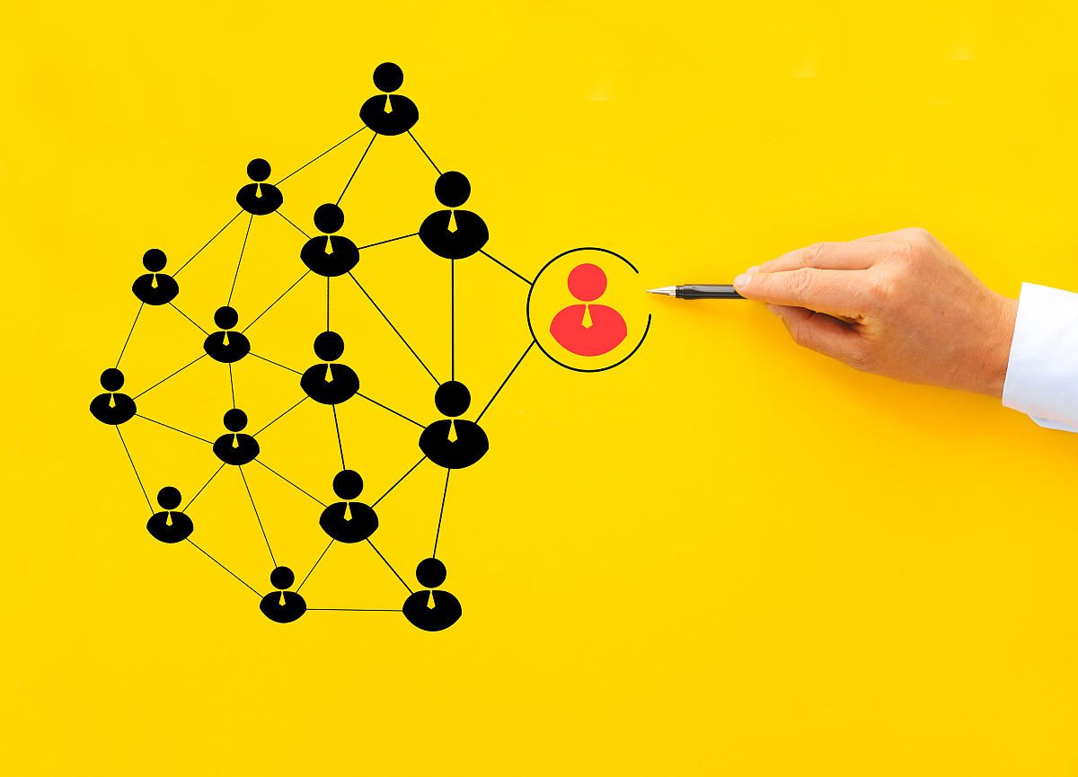 请帮我梳理一下《花刺子模信使问题》的行文思路