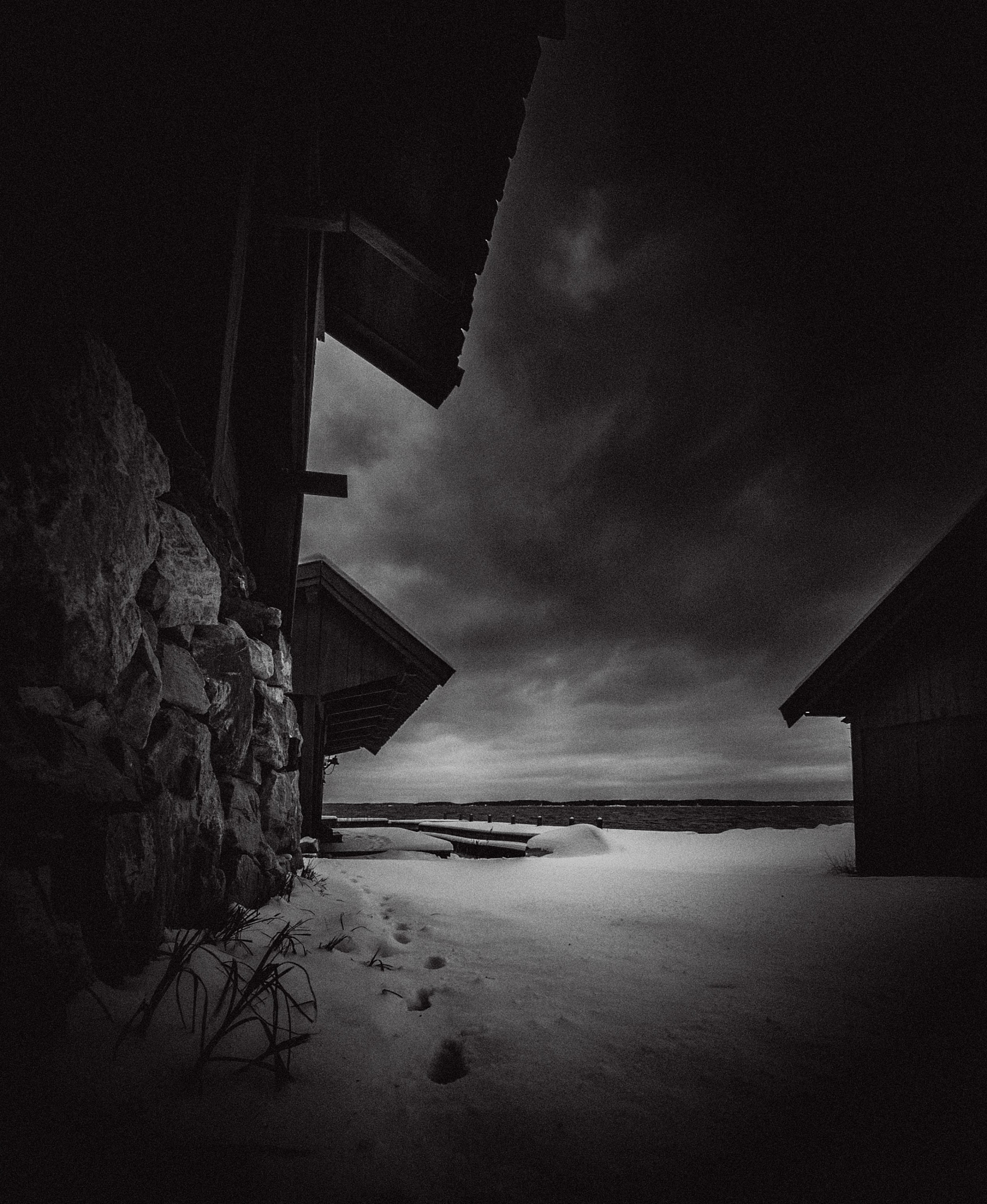 战争的阴影：一首关于默默承受的诗歌