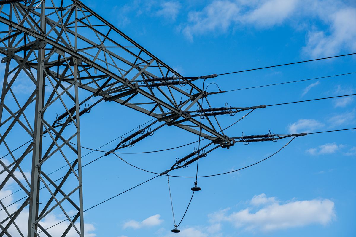 请你重写二级负荷的供电系统宜由两回线路供电。在负荷较小或地区供电条件困难时二级负荷可由一回6KV及以上专用的架空线路或电缆供电。当采用架空线时可为一回架空线供电；当采用电缆线路时应采用两根电缆组成的线路供电其每根电缆应能承受100的二级负荷这段话。