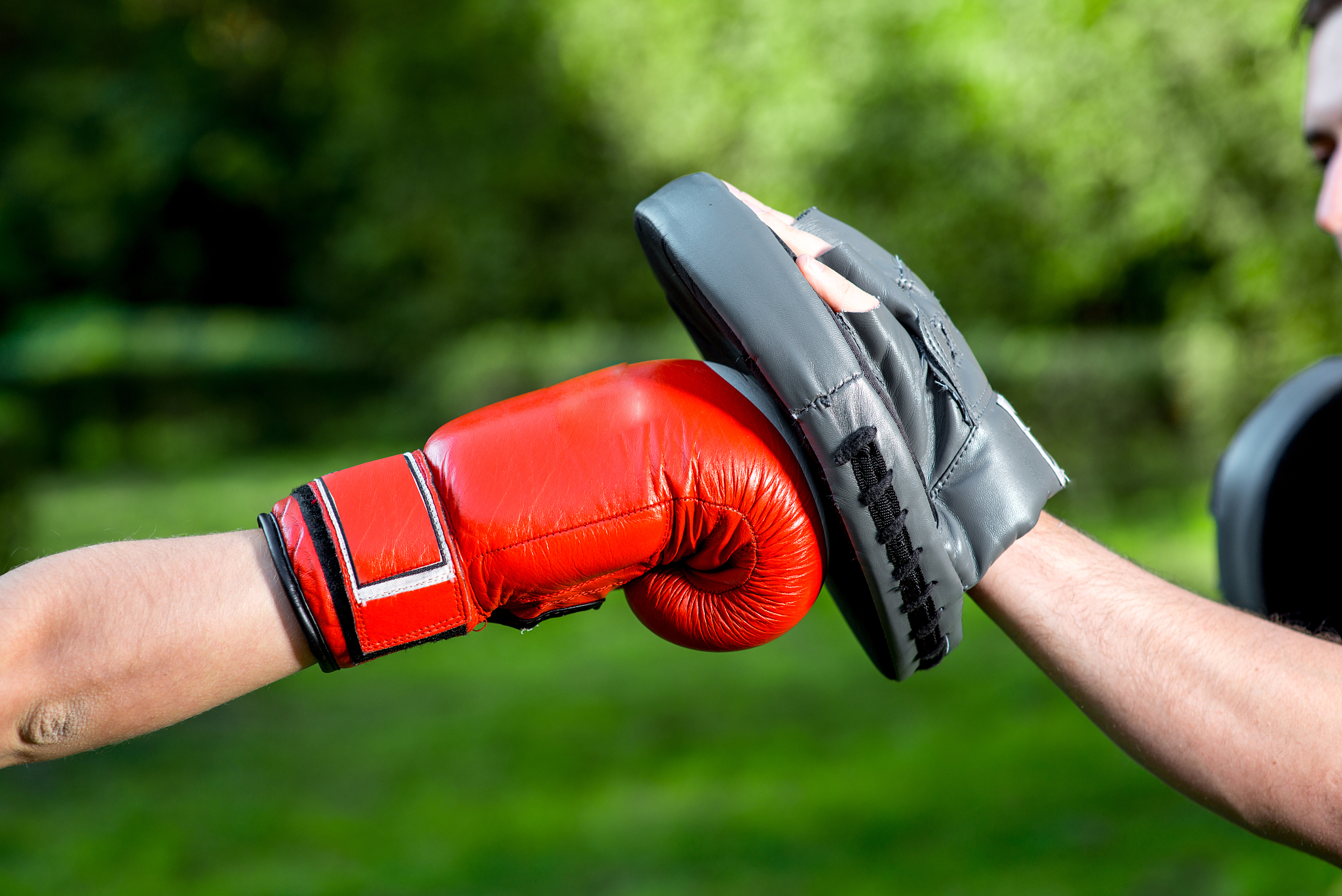 写一篇关于智能拳击手套的设计分析报告。